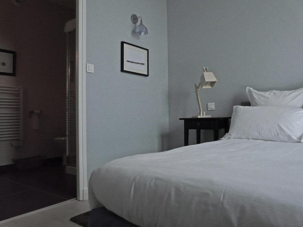 Hotel Courtille De Solutre Room photo